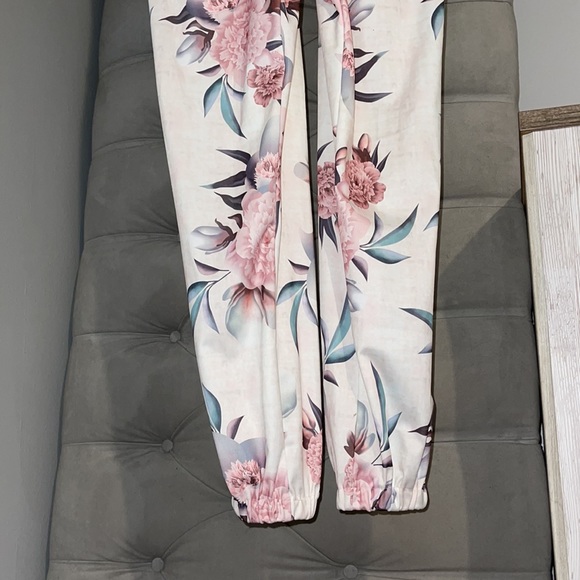 Floral pants romper size XL - Picture 10 of 13